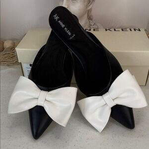 Anne Klein Talah Pointed Toe Mule with a white bow and a kitten heel.Sz 8